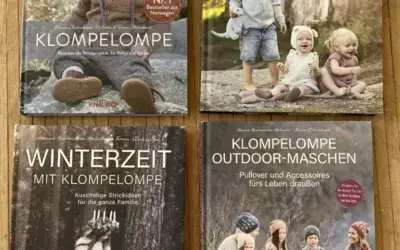 Die Titelbilder der vier Klompelompe Strickbücher: "Klompelompe", "Klompelompes Kindermaschen", "Winterzeit mit Klompelompe" und "Klompelompe Outdoor-Maschen"