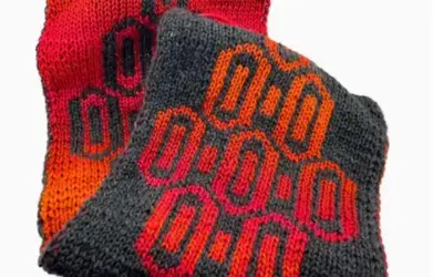 Ein gestrickter Schal mit einem Muster, das auf beiden Seiten erscheint